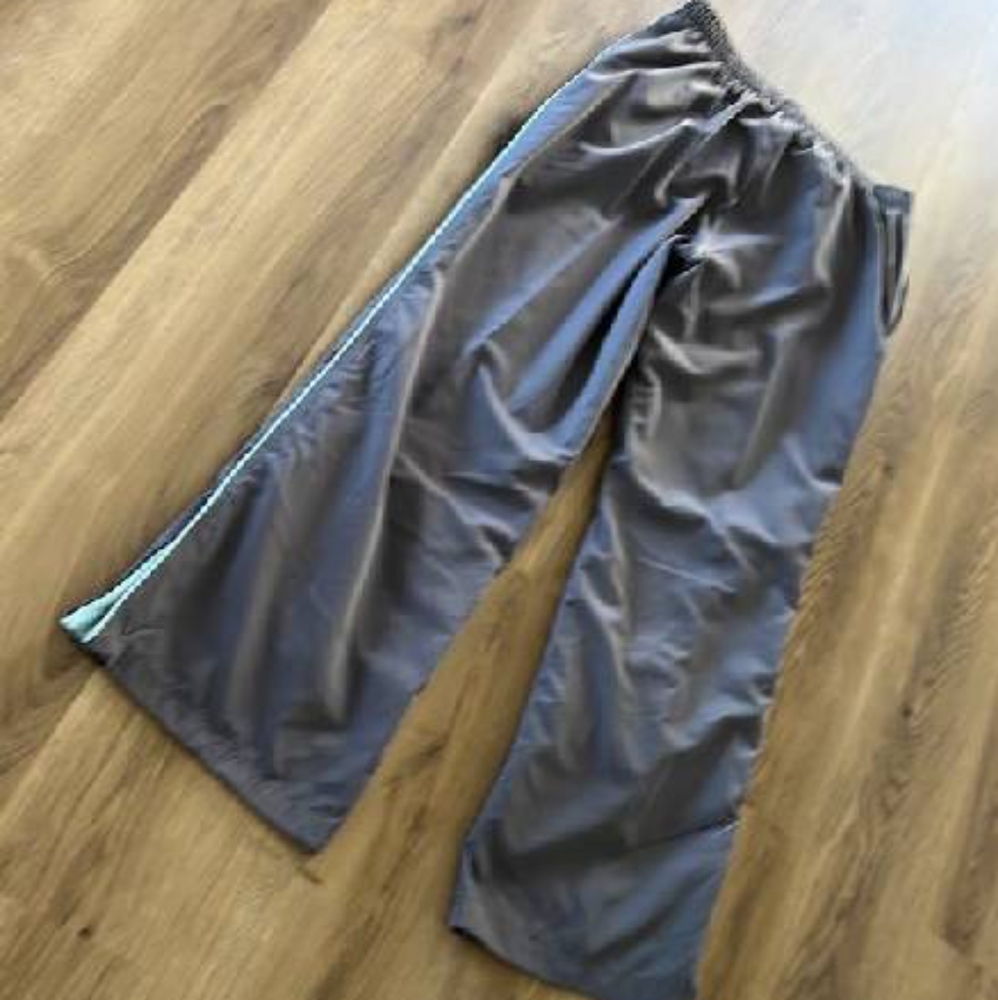 Vintage Reebok Women's 2-piece Track/Warm-up/Windbreaker Suit - Picture 6 of 10